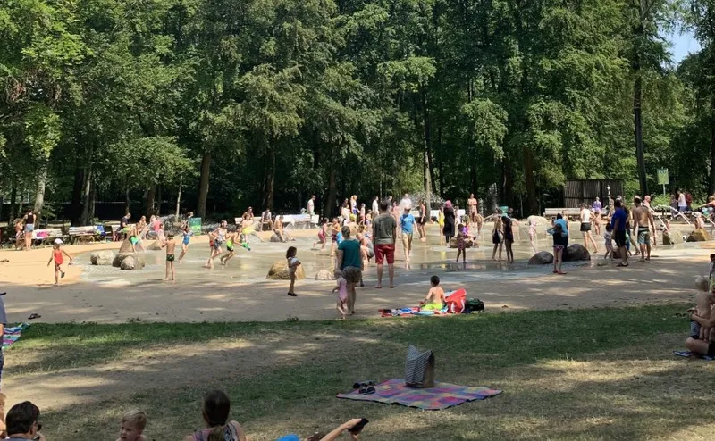 Featured image for Cómo refrescarse en verano con niños | Guía rápida de parques acuáticos en Fráncfort